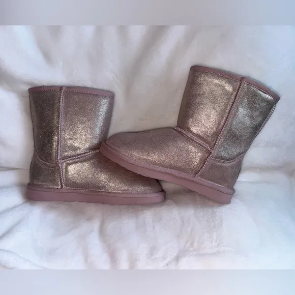 NWOT Bearpaw Shimmer Pink Boots size 5 Youth