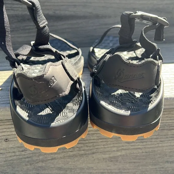 NWOT Danner Men’s Wallowa Nylon Sandal in black. Size 10