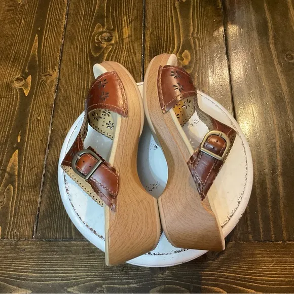 NWOT Dansko Women's Brown Leather Sandals size 7-7.5