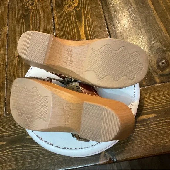 NWOT Dansko Women's Brown Leather Sandals size 7-7.5