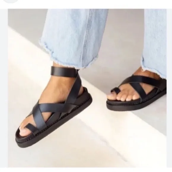 NWOT! LIBERTE BRONTE Genuine Leather Stylish Black Sandals.