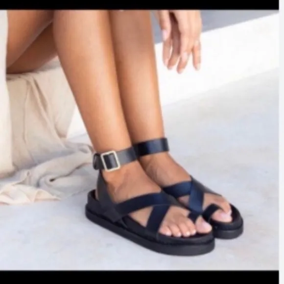 NWOT! LIBERTE BRONTE Genuine Leather Stylish Black Sandals.