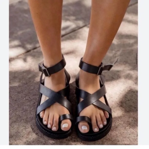 NWOT! LIBERTE BRONTE Genuine Leather Stylish Black Sandals.