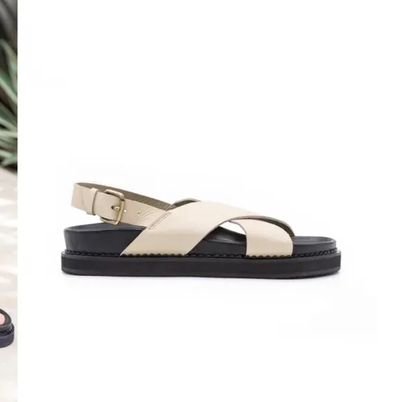 NWOT! LIBERTE CAPRI Ivory/Cream Color Genuine Leather Sandals.