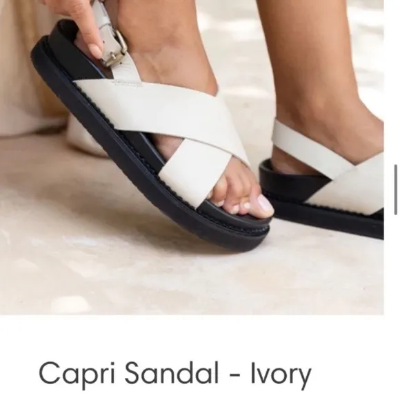 NWOT! LIBERTE CAPRI Ivory/Cream Color Genuine Leather Sandals.