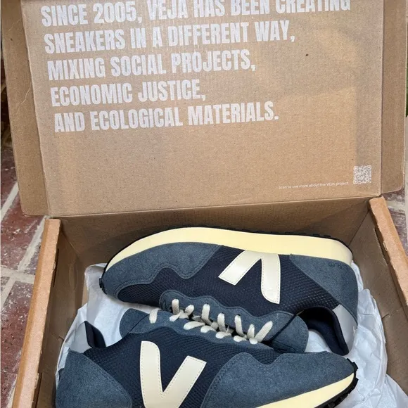 NWT (Box) Veja Men's Blue Sneakers, Size 8