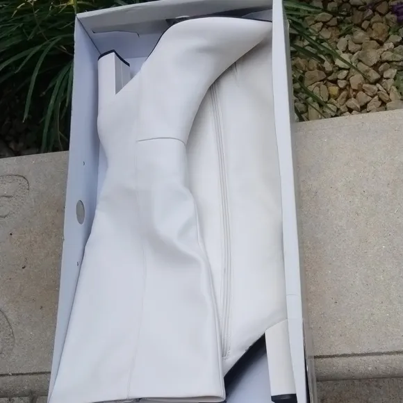 NWT Marc Fisher winter white heeled boots size 9.5, Soft girl core