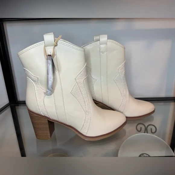NWT MIA Dante Faux Suede Ankle Cowboy, Western Boots Ivory Tan Size 8.5