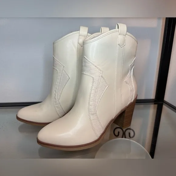 NWT MIA Dante Faux Suede Ankle Cowboy, Western Boots Ivory Tan Size 8.5