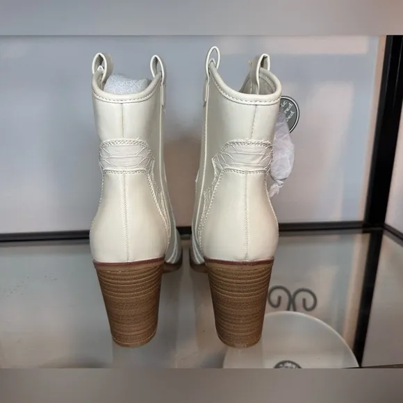 NWT MIA Dante Faux Suede Ankle Cowboy, Western Boots Ivory Tan Size 8.5