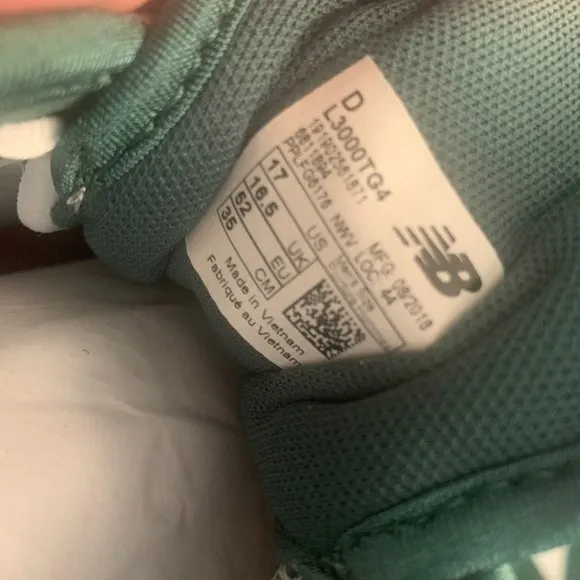 NWT NEW BALANCE 3000 V4 GREEN &amp; WHITE METAL BASEBALL CLEATS/SHOES 17 D (WIDE)