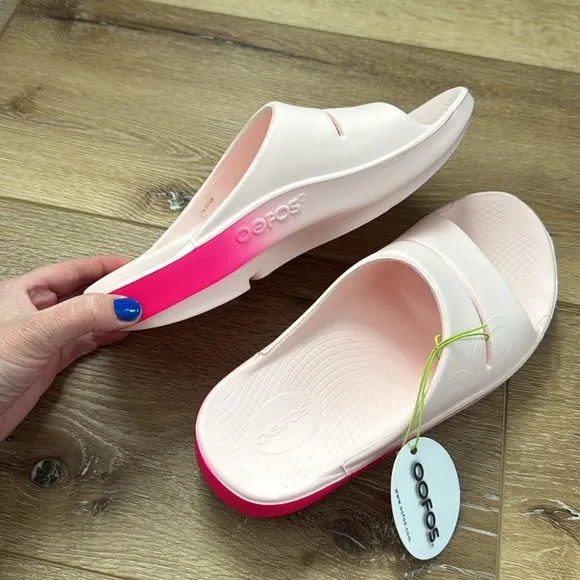 NWT OOFOS WOMEN'S OOMEGA OOAHH SANDAL IN BLUSH FADE SIZE 9