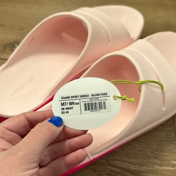 NWT OOFOS WOMEN'S OOMEGA OOAHH SANDAL IN BLUSH FADE SIZE 9