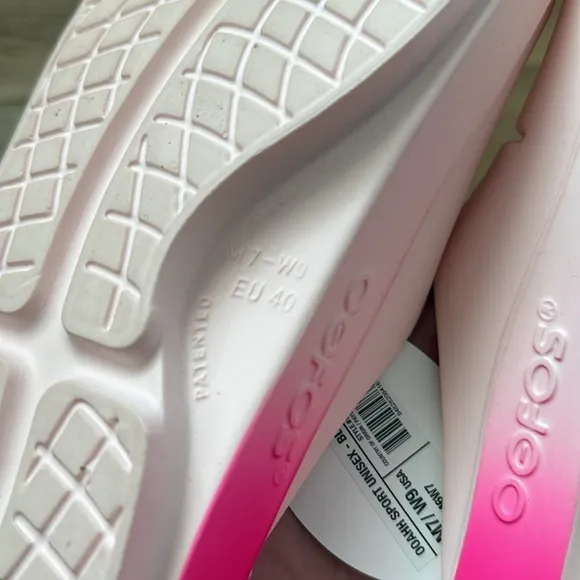 NWT OOFOS WOMEN'S OOMEGA OOAHH SANDAL IN BLUSH FADE SIZE 9