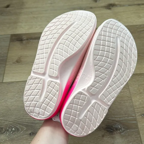 NWT OOFOS WOMEN'S OOMEGA OOAHH SANDAL IN BLUSH FADE SIZE 9