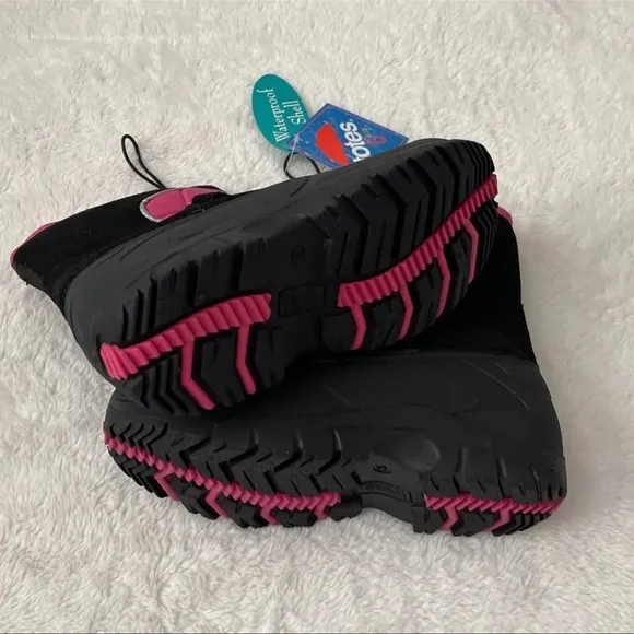 (NWT) Totes Big Kids Jaclyn Black/Pink  Winter Boots, Size: 5 (Youth)