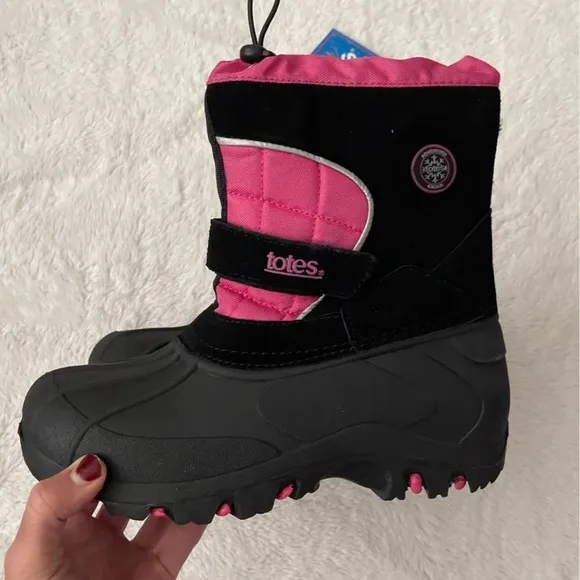 (NWT) Totes Big Kids Jaclyn Black/Pink  Winter Boots, Size: 5 (Youth)