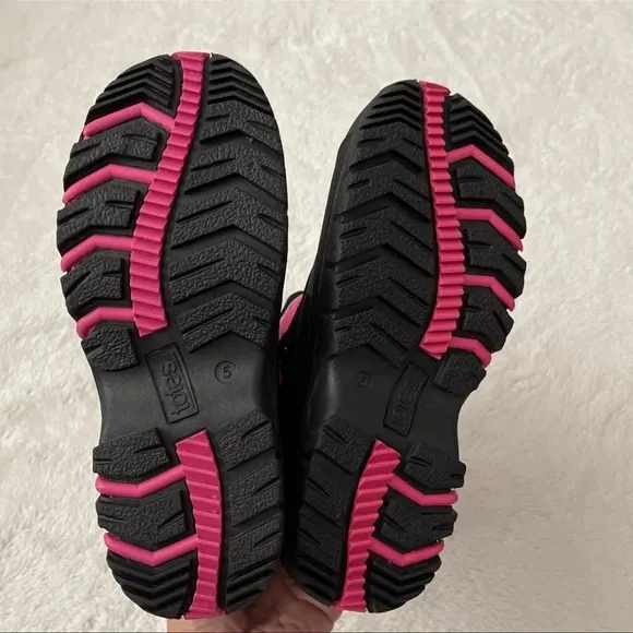 (NWT) Totes Big Kids Jaclyn Black/Pink  Winter Boots, Size: 5 (Youth)