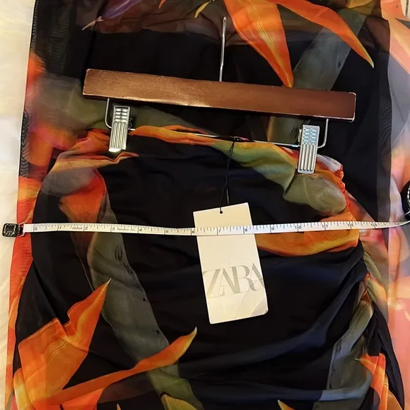 NWT ZARA  multicoloured tropical black midi skirt, side slit. SZ S