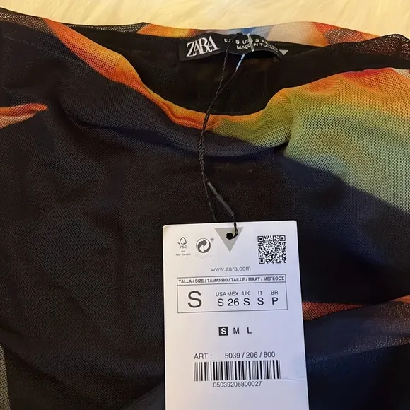 NWT ZARA  multicoloured tropical black midi skirt, side slit. SZ S