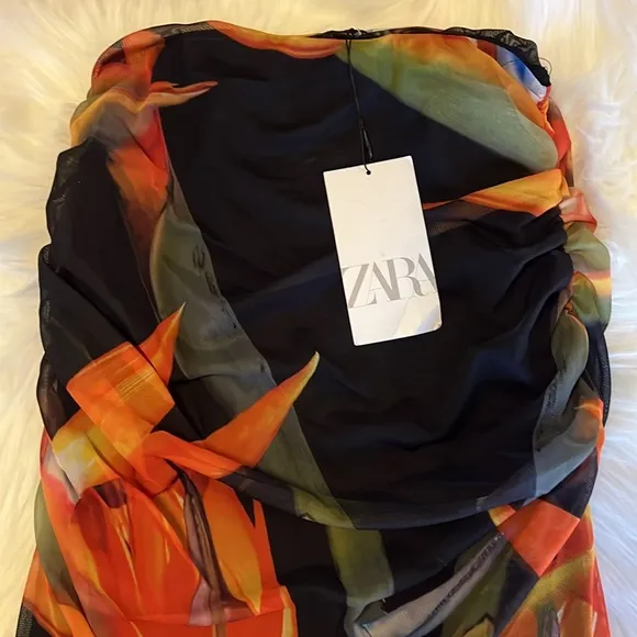 NWT ZARA  multicoloured tropical black midi skirt, side slit. SZ S