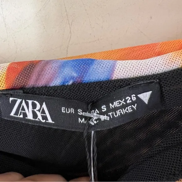 NWT ZARA  multicoloured tropical black midi skirt, side slit. SZ S