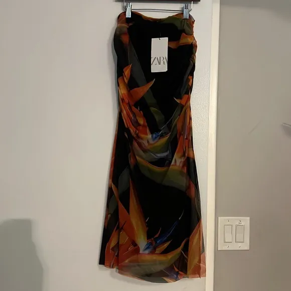 NWT ZARA  multicoloured tropical black midi skirt, side slit. SZ S