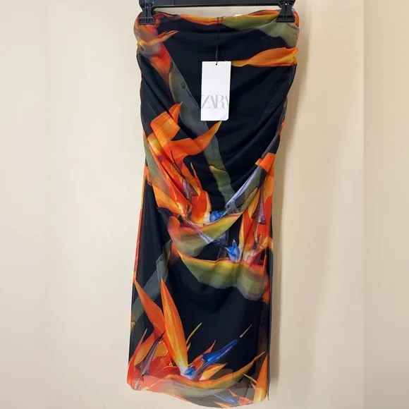 NWT ZARA  multicoloured tropical black midi skirt, side slit. SZ S