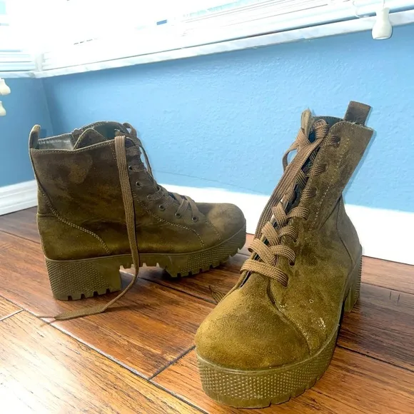 Olive💚combat boots🖤chunky boots place up booties