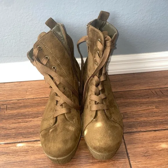Olive💚combat boots🖤chunky boots place up booties