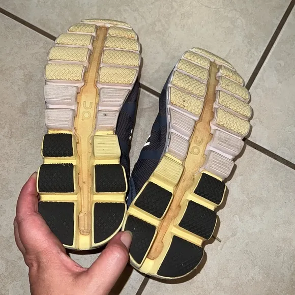 ON On Cloud Cloudflow Running Shoes Size 7.5