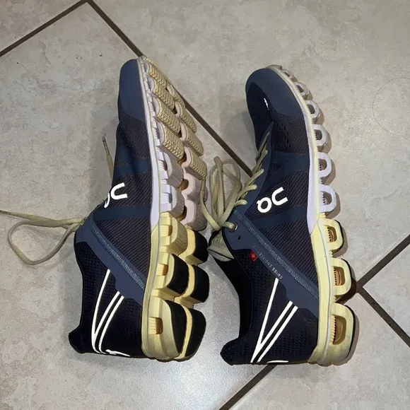 ON On Cloud Cloudflow Running Shoes Size 7.5