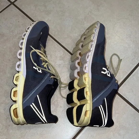 ON On Cloud Cloudflow Running Shoes Size 7.5
