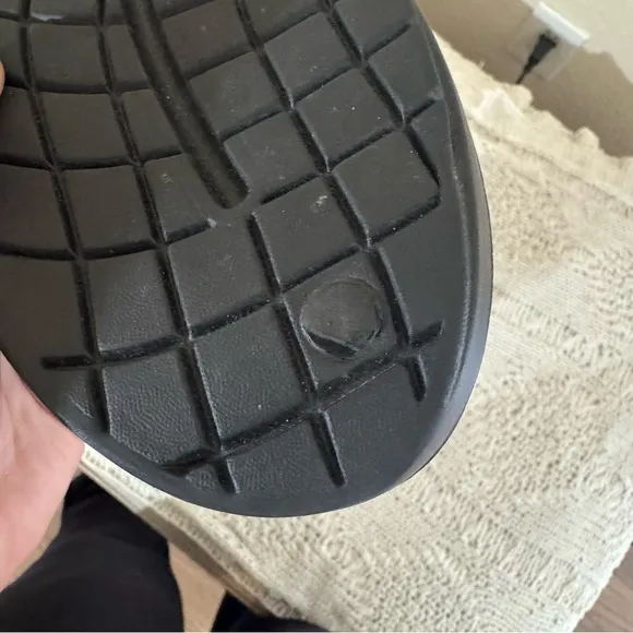 Oofos Oocandoo Sandals