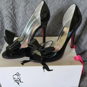 Paris Hilton Black Patent Leather Heels