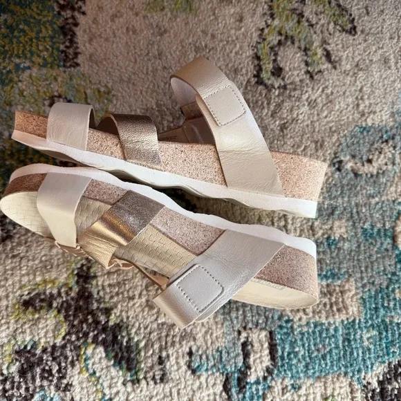 Pikolinos Model Beige and Gold Sandals