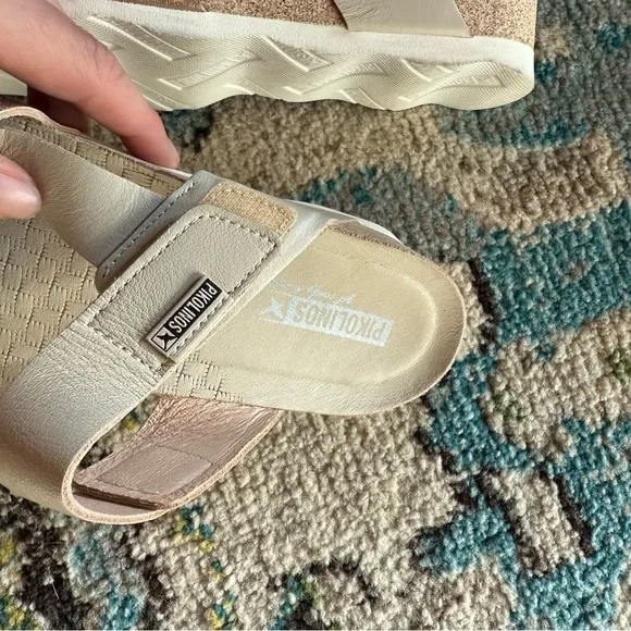 Pikolinos Model Beige and Gold Sandals