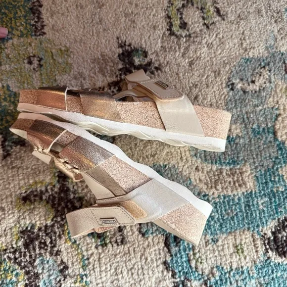 Pikolinos Model Beige and Gold Sandals