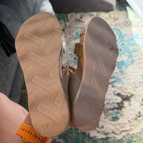 Pikolinos Model Beige and Gold Sandals