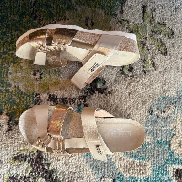 Pikolinos Model Beige and Gold Sandals