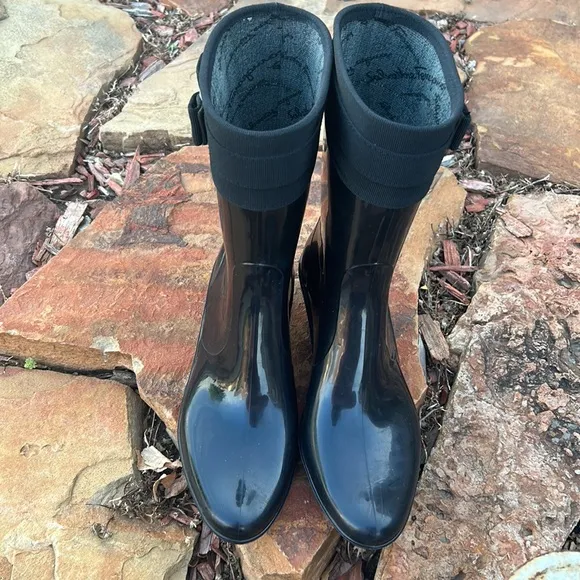 Salvatore Ferragamo Ladies size 7 Black Kitten Heel Rain 🌧️ Boots 👢