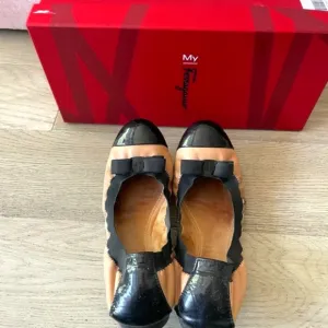 Salvatore Ferragamo 'My Paris' Black &amp; Nude Ballet Flat Size 8.5 OFFERS WELCOME❤