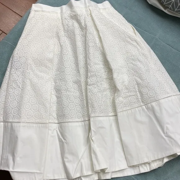 Salvatore Ferragamo NWT - size 42 - white 100% cotton Skirt!