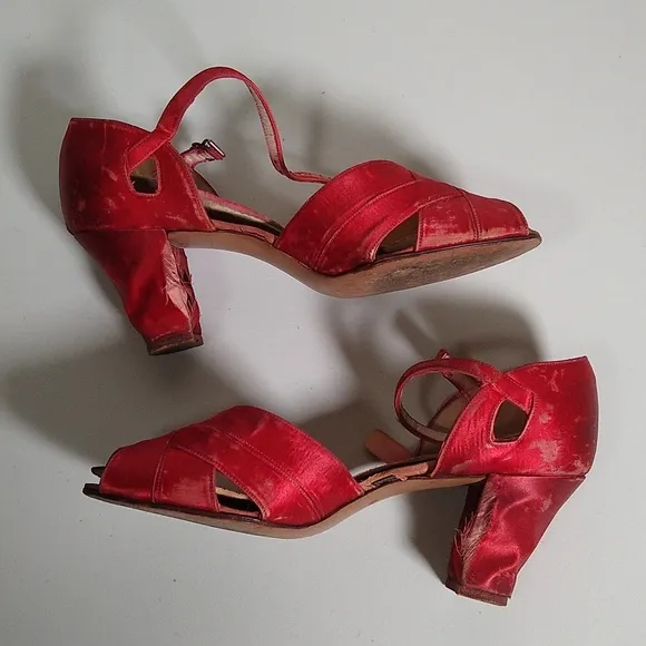 Set of 3 Vintage 1920s-1940s high heel retro shoes