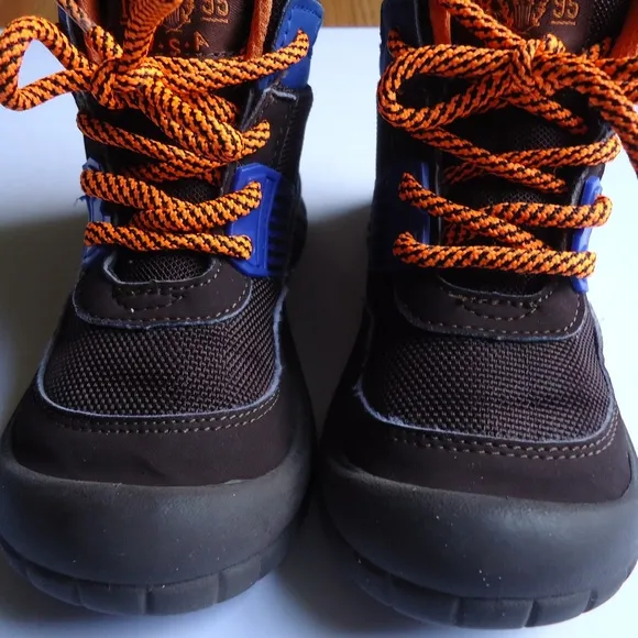 SIZE 11. Oshkosh B'gosh bumper toe boy's casual boots.