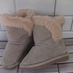 SIZE 8. BearPaw GWEN toddler girl suede winter boots.