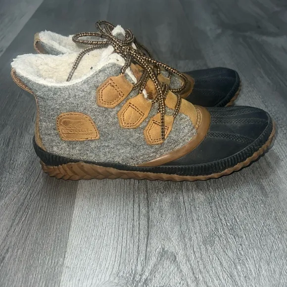Sorel women’s Out ‘N  About plus boot Gray and Tan Winter Boots/ size 6
