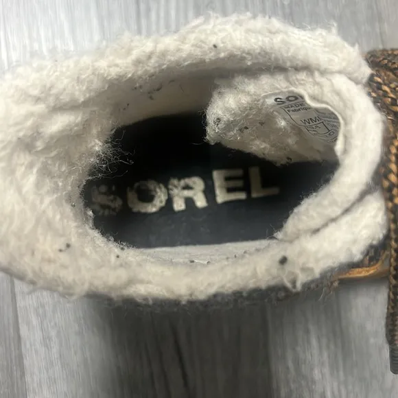 Sorel women’s Out ‘N  About plus boot Gray and Tan Winter Boots/ size 6