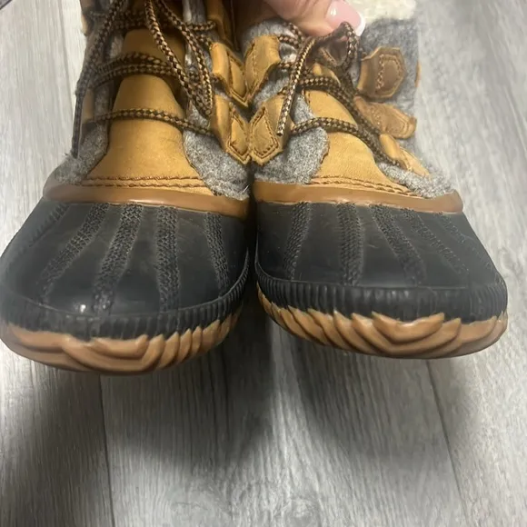 Sorel women’s Out ‘N  About plus boot Gray and Tan Winter Boots/ size 6