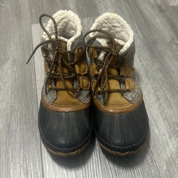 Sorel women’s Out ‘N  About plus boot Gray and Tan Winter Boots/ size 6